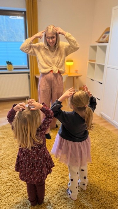 Melissa mit kleinen Kindern beim Lernen